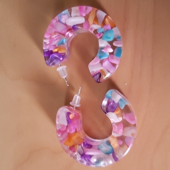 SIMPLE Style C Shape Huggies Resin Transparent Earrings NWOT - Picture 1 of 3
